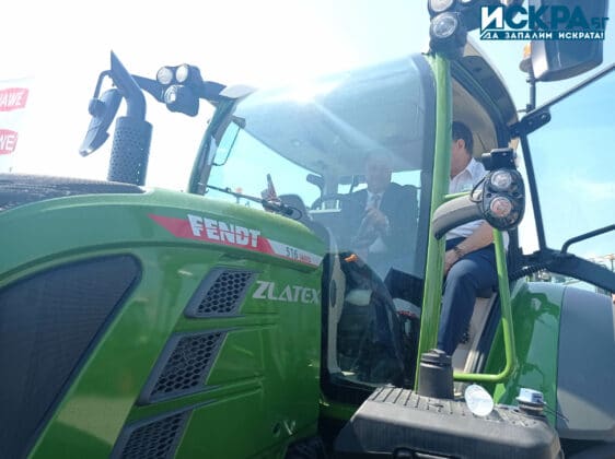 Министър Иванов на трактор