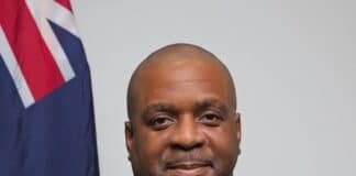 Андрю Фахи.