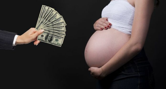 Бременна жена, пари