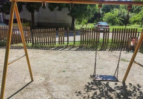 Детска площадка в междублоково пространство в Плевен