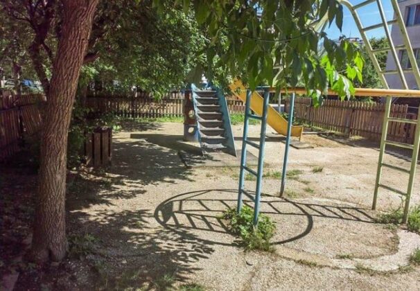 Детска площадка в междублоково пространство в Плевен