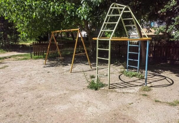 Детска площадка в междублоково пространство в Плевен