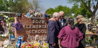 Джо Байдън и Джил Байдън в началното училище Роб, Тексас.