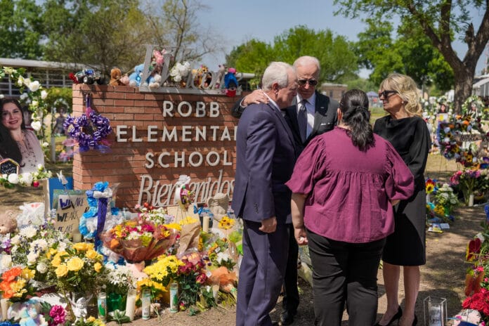 Джо Байдън и Джил Байдън в началното училище Роб, Тексас.