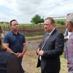 Иван Иванов (в средата)