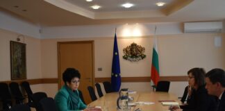 Мариана Кукушева, министър Корнелия Нинова и екипът й