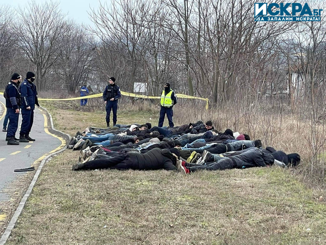 18 бежанци скрити в тайник на товарен автомобил са били