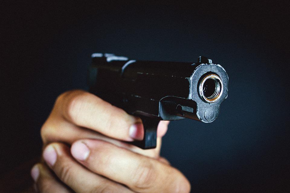 63 годишен мъж е стрелял по 48 годишна жена с газов пистолет