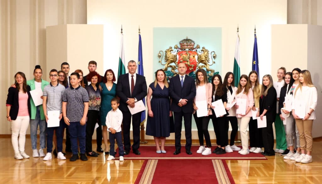 Президентът Румен Радев с наградените деца