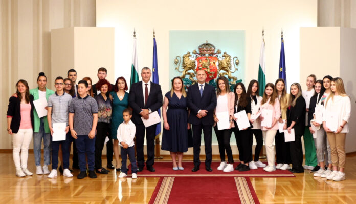 Президентът Румен Радев с наградените деца