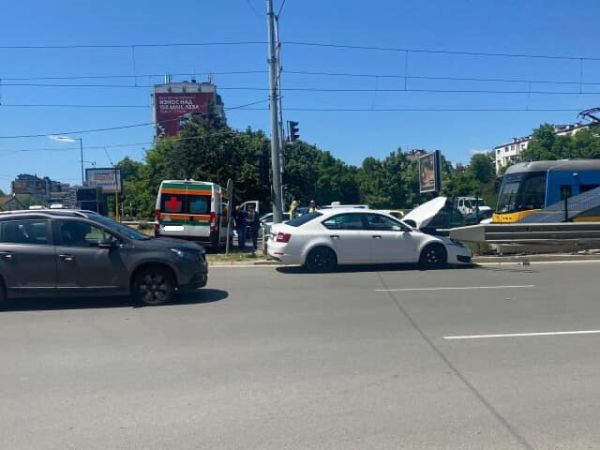 ПТП между линейка и лека кола в София