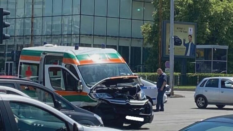 ПТП между линейка и лека кола в София