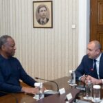 (от дясно наляво) Румен Радев и Джефри Ониеама