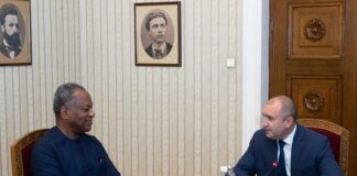 (от дясно наляво) Румен Радев и Джефри Ониеама