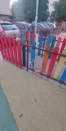 Счупена ограда на детска площадка в Плевен
