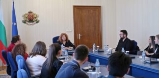 Среща на Илияна Йотова със студенти и ученици