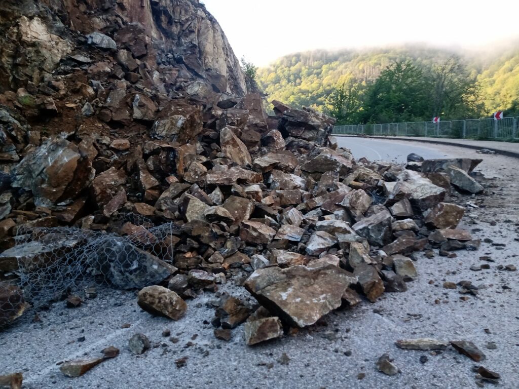 Движението по път ІІІ 843 Велинград – Сърница при разклона за