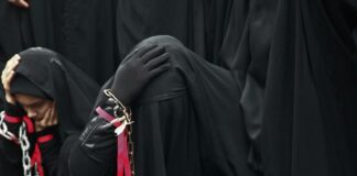 Жена, бурка