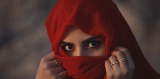 Жена, бурка