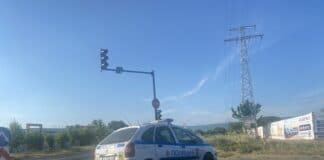 Патрулен автомобил отбива трафика