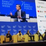 Александър Николов (на микрофона)