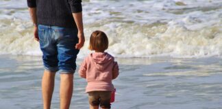 Баща с дете на плажа