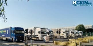 Блокирани товарни автомобили