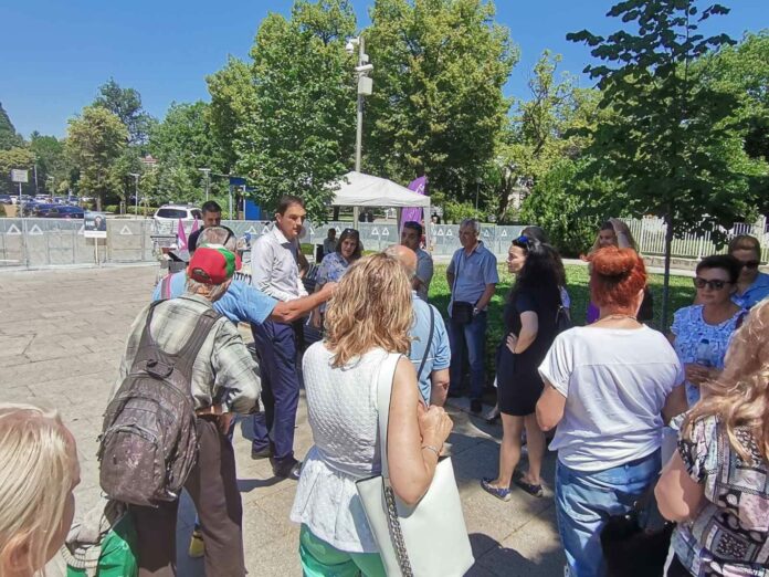 Александър Дунчев с протестиращи