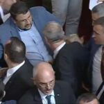 Хамид Хамид удря Настимир Ананиев (със сивото сако)