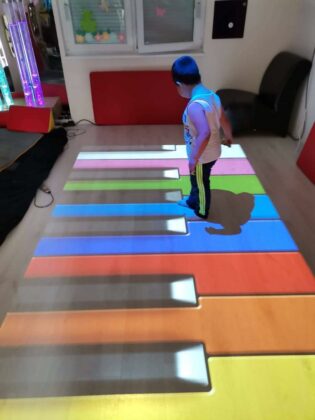 Интерактивен магически под