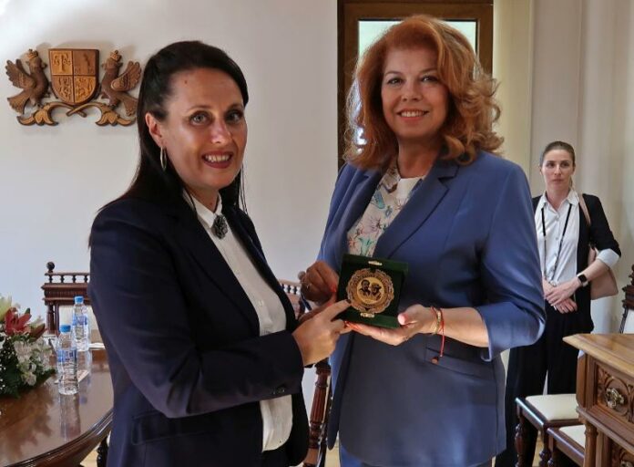 (от ляво надясно) Силвия Кръстева и Илияна Йотова