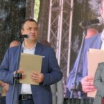 Иван Иванов (най-отпред на микрофона)