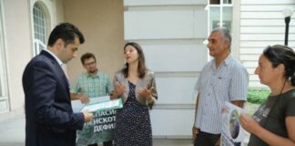 Кирил Петков (вляво) на среща с екоактивисти