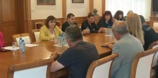 Министър Корнелия Нинова с представители на ВМЗ-Сопот