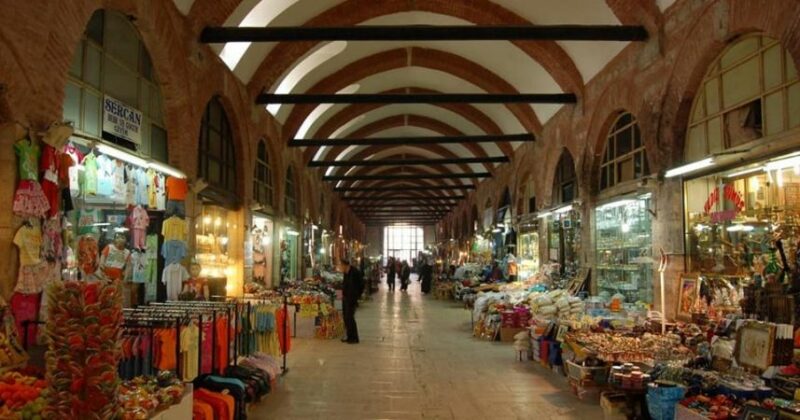 Пазар под джамията "Селимие"