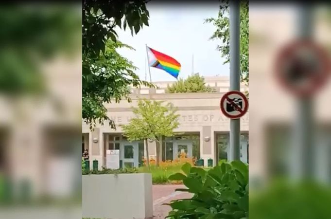 Над посолството на САЩ в София се развява флагът на бисексуалната общност