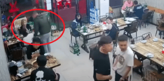 Мъж поставя ръка на гърба на жената