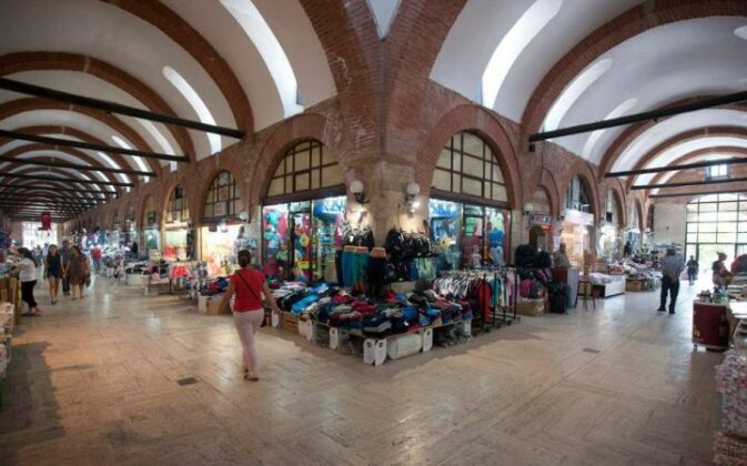 Пазар под джамията "Селимие"