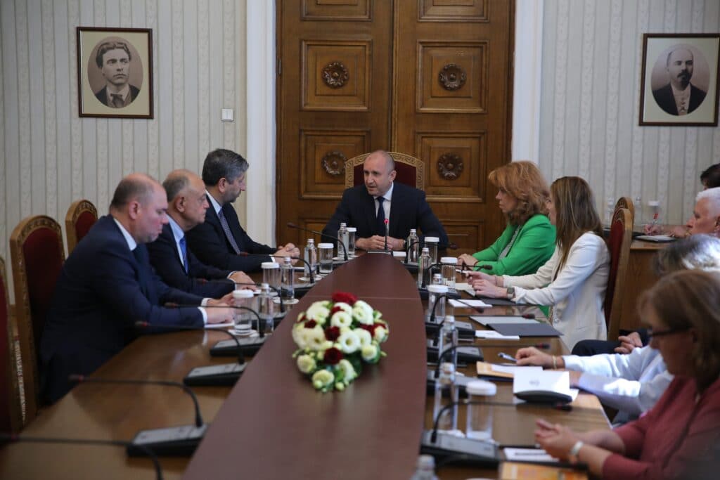 Президентът с "Демократична България"