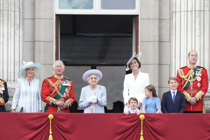 Кралица Елизабет и останалите членове на семейството й