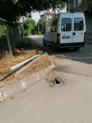 Унищожен пътен знак