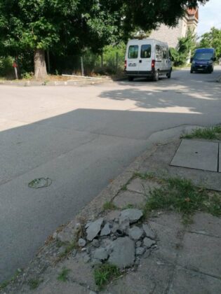 Унищожен пътен знак