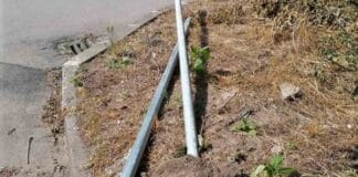 Унищожен пътен знак