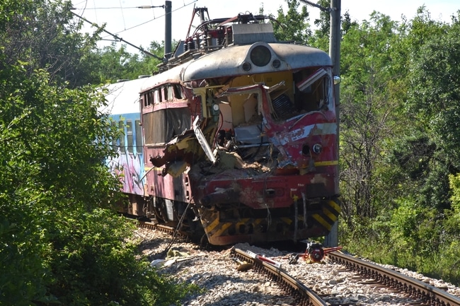 Лек автомобил и влак са се сблъскали на железопътния прелез