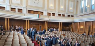 Пленарната зала днес