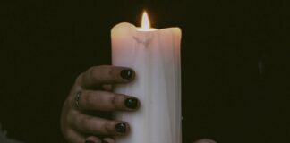 Знахарка, жена, свещ