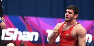 Противникът му и Айк Мнацаканян