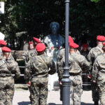 Военни отдават почит