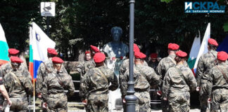 Военни отдават почит