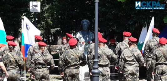 Военни отдават почит